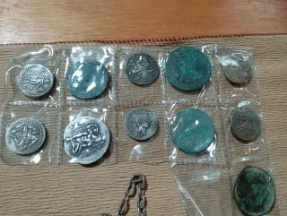 Lote de Dagas y Monedas Antiguas escucho tú hofert