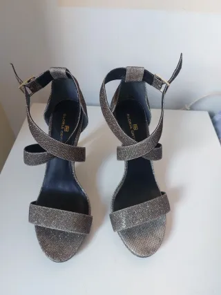 Sandalias fiesta Gloria Ortiz tacón tiras glitter.