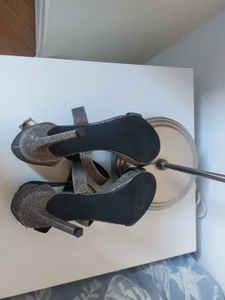 Sandalias fiesta Gloria Ortiz tacón tiras glitter.