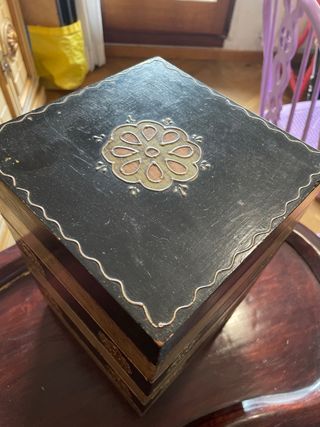 Caja de madera decorada