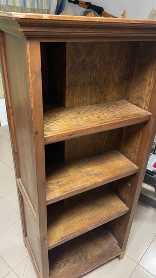 Estantería de madera marrón