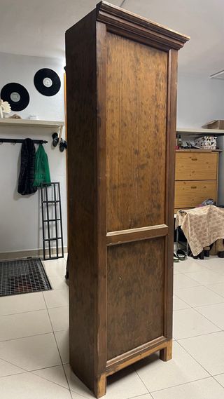 Estantería de madera marrón