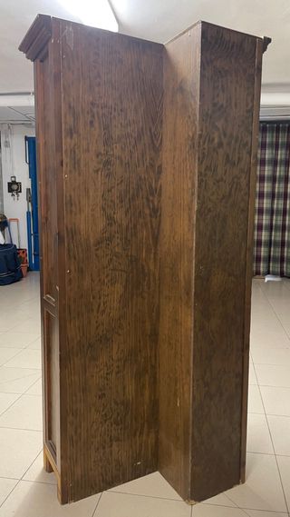 Estantería de madera marrón