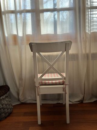 Silla de madera blanca con cojín