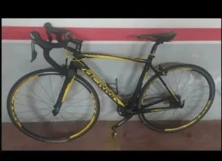 Bicicleta de carretera Berria negra y amarilla