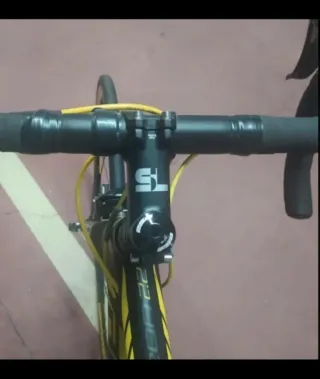 Bicicleta de carretera Berria negra y amarilla