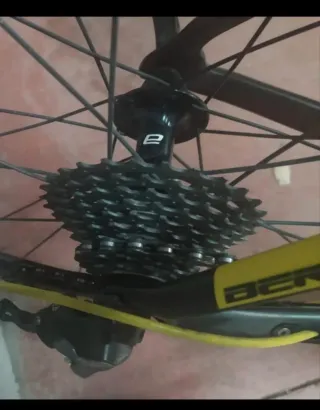 Bicicleta de carretera Berria negra y amarilla