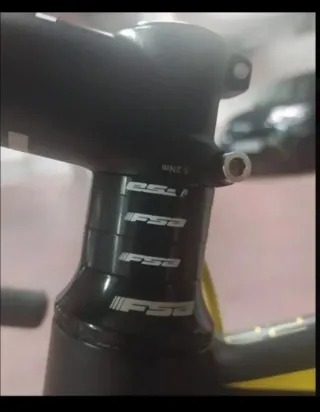 Bicicleta de carretera Berria negra y amarilla