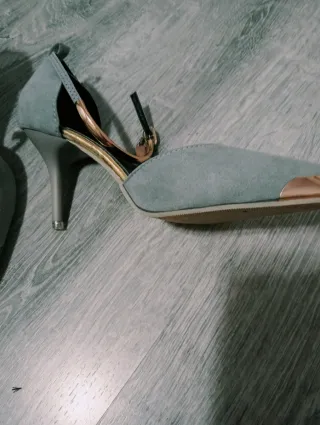 Zapatos de vestir grises con pulsera