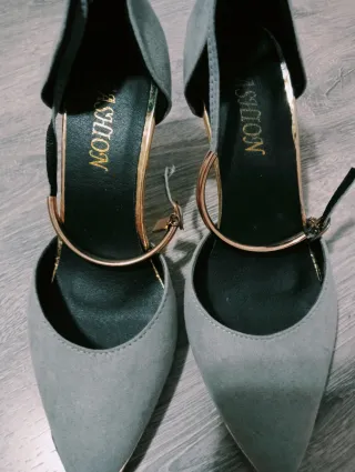 Zapatos de vestir grises con pulsera