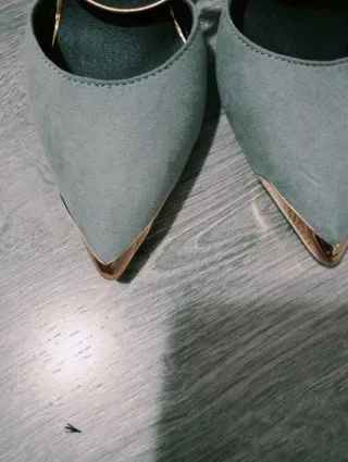 Zapatos de vestir grises con pulsera