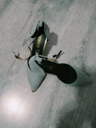 Zapatos de vestir grises con pulsera