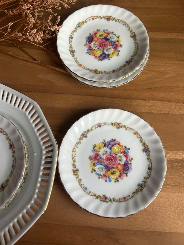 Juego de platos de porcelana floral