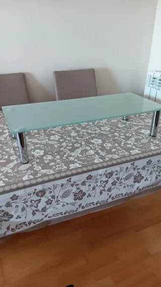 Mesa auxiliar cristal y patas cromadas