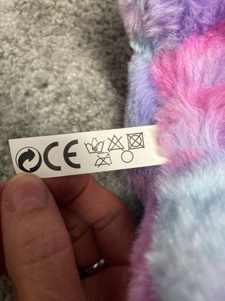 Oso de peluche tie-dye con corazón