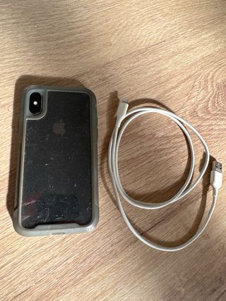 iPhone X 64GB, 73% batería, con funda y cable