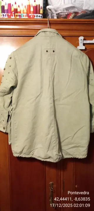 Chaqueta verde con tachuelas