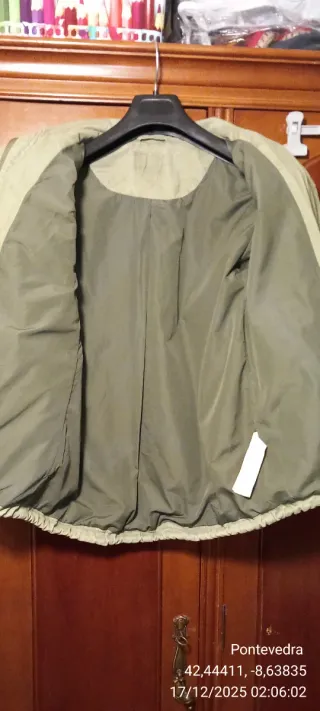 Chaqueta verde con tachuelas