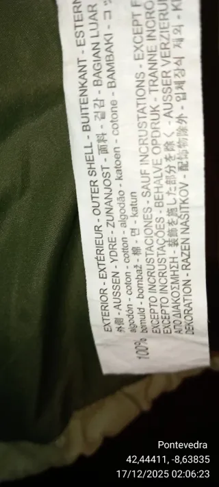 Chaqueta verde con tachuelas