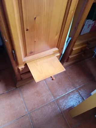 Dos armarios rústicos de madera de comedor