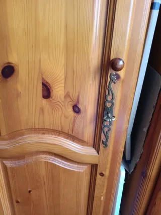 Dos armarios rústicos de madera de comedor