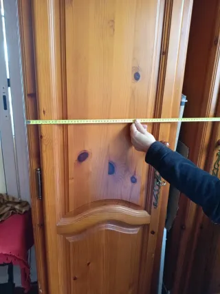 Dos armarios rústicos de madera de comedor