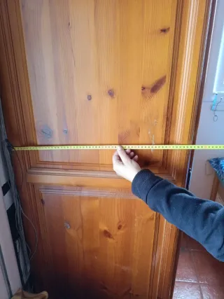 Dos armarios rústicos de madera de comedor