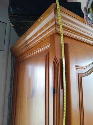 Dos armarios rústicos de madera de comedor