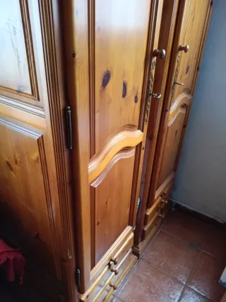 Dos armarios rústicos de madera de comedor