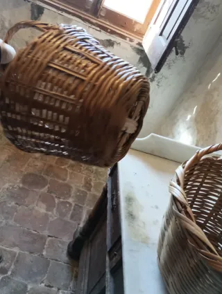 Dos antiguas canastas de caña