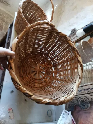 Dos antiguas canastas de caña
