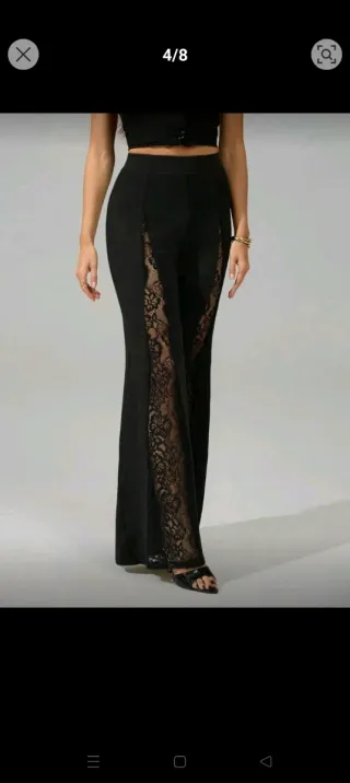 Pantalón negro acampanado con puntilla