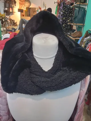 Bufanda negra de pelo sintético