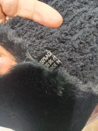 Bufanda negra de pelo sintético