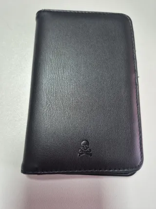Cartera de piel negra con calavera