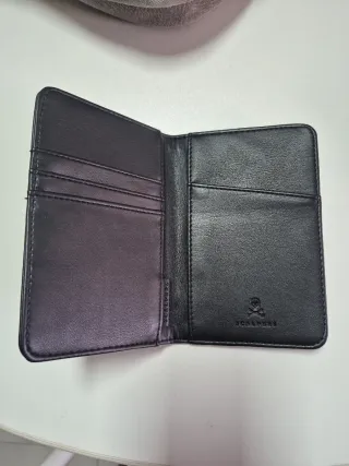 Cartera de piel negra con calavera