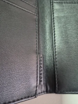 Cartera de piel negra con calavera