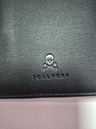 Cartera de piel negra con calavera