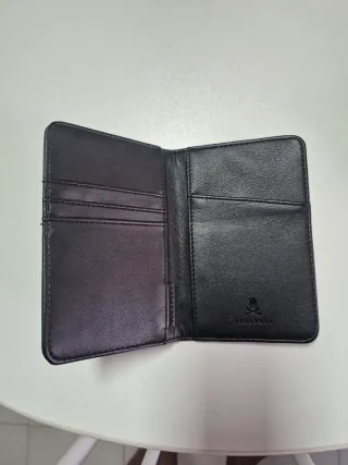 Cartera de piel negra con calavera