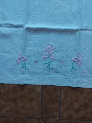 Coppia asciugamani lino ricamati a mano