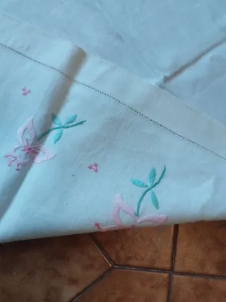 Coppia asciugamani lino ricamati a mano