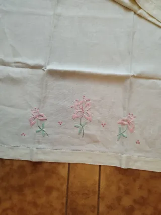 Coppia asciugamani lino ricamati a mano