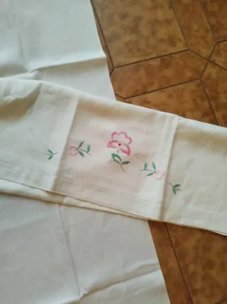 Coppia asciugamani lino ricamati a mano