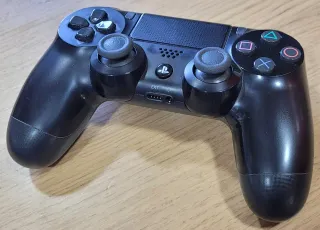 2 PS4 con un mando dualshock original y un HDMI