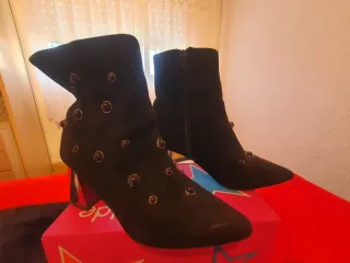 Botines negros con tacón dorado y tachuelas
