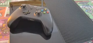 Xbox One con mando y cables