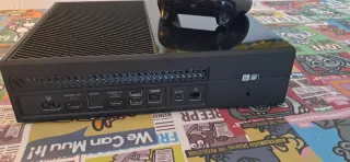 Xbox One con mando y cables