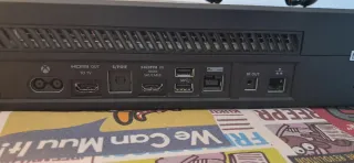 Xbox One con mando y cables