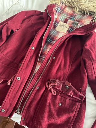 Cazadora Hollister Roja con Capucha y Pelo