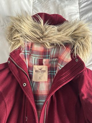 Cazadora Hollister Roja con Capucha y Pelo